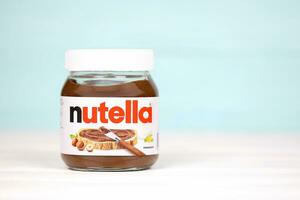 kharkov, ucrania - 27 de diciembre de 2020 lata de vidrio clásica de nutella. nutella es fabricada por la empresa italiana ferrero introducida por primera vez en 1964 foto