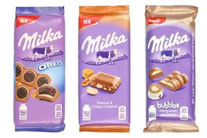 kharkov, ucrania - 8 de diciembre de 2020 barras de chocolate milka púrpura sobre blanco. Milka es una marca suiza de dulces de chocolate fabricados internacionalmente por la empresa mondelez international foto