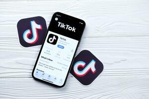 Jarkov, Ucrania - marzo 5, 2021 Tik Tok icono y solicitud desde aplicación Tienda en iphone 12 Pro monitor pantalla en blanco mesa foto