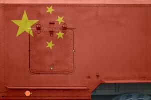 China bandera representado en lado parte de militar blindado camión de cerca. Ejército efectivo conceptual antecedentes foto