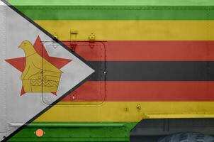 Zimbabue bandera representado en lado parte de militar blindado camión de cerca. Ejército efectivo conceptual antecedentes foto