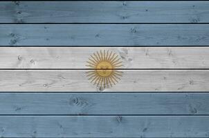 argentina bandera representado en brillante pintar colores en antiguo de madera pared. texturizado bandera en áspero antecedentes foto