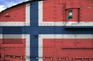 Noruega bandera representado en lado parte de militar blindado tanque de cerca. Ejército efectivo conceptual antecedentes foto