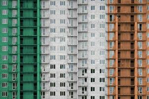 Irlanda bandera representado en pintar colores en de muchos pisos residencial edificio debajo construcción. texturizado bandera en ladrillo pared antecedentes foto