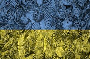 Ucrania bandera representado en muchos hojas de monstera palma arboles de moda de moda fondo foto