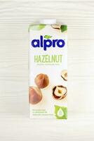 Jarkov, Ucrania - julio 2, 2020 alpro avellana Leche paquetes producido por europeo empresa desde wevelgem, Bélgica foto