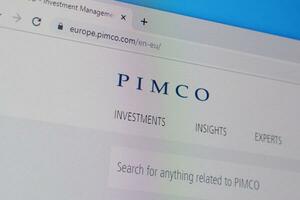 página principal de pimco sitio web en el monitor de ordenador personal, url - pimco.com. foto