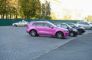 Volkswagen touareg híbrido nf en magenta púrpura color en estacionamiento sitio foto