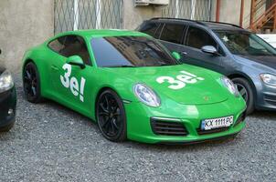 Porsche 911 carrera 4s en verde color con blanco pegatinas de ze equipo foto