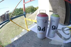 dos mtn 94 usado rociar latas para pintada pintura al aire libre en andamio plano foto