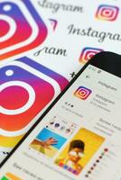 instagram aplicación en Samsung teléfono inteligente pantalla en bandera con pequeño instagram logotipos instagram es americano foto y compartir videos social redes Servicio por Facebook C ª