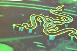razer goliato velocidad juego de azar verde ratón almohadilla con logo de Tres serpientes tribal en oscuro antecedentes foto