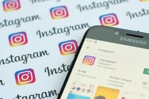 instagram aplicación en Samsung teléfono inteligente pantalla en bandera con pequeño instagram logotipos instagram es americano foto y compartir videos social redes Servicio por Facebook C ª