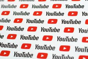 Youtube modelo impreso en papel con pequeño Youtube logos y inscripciones. Youtube es google subsidiario y americano más popular compartir videos plataforma foto