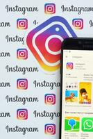 instagram aplicación en Samsung teléfono inteligente pantalla en bandera con pequeño instagram logotipos instagram es americano foto y compartir videos social redes Servicio por Facebook C ª