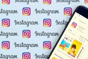 instagram aplicación en Samsung teléfono inteligente pantalla en bandera con pequeño instagram logotipos instagram es americano foto y compartir videos social redes Servicio por Facebook C ª