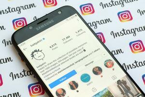 rihanna oficial instagram cuenta en teléfono inteligente pantalla en papel instagram bandera. foto