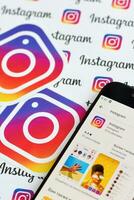 instagram aplicación en Samsung teléfono inteligente pantalla en bandera con pequeño instagram logotipos instagram es americano foto y compartir videos social redes Servicio por Facebook C ª