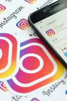 instagram aplicación en Samsung teléfono inteligente pantalla en bandera con pequeño instagram logotipos instagram es americano foto y compartir videos social redes Servicio por Facebook C ª