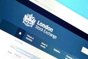 página principal de Londres valores intercambiar sitio web en el monitor de ordenador personal, url - londonstockexchange.com. foto