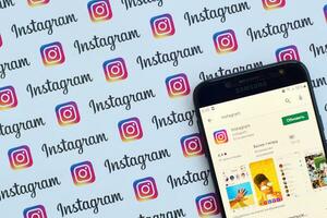 instagram aplicación en Samsung teléfono inteligente pantalla en bandera con pequeño instagram logotipos instagram es americano foto y compartir videos social redes Servicio por Facebook C ª