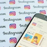 instagram aplicación en Samsung teléfono inteligente pantalla en bandera con pequeño instagram logotipos instagram es americano foto y compartir videos social redes Servicio por Facebook C ª