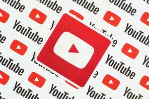 Youtube logo pegatina en modelo impreso en papel con pequeño Youtube logos y inscripciones. Youtube es google subsidiario y americano más popular compartir videos plataforma foto