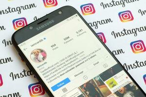 cardi si oficial instagram cuenta en teléfono inteligente pantalla en papel instagram bandera. foto