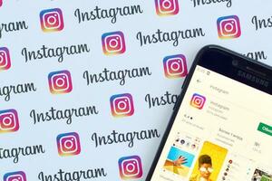 instagram aplicación en Samsung teléfono inteligente pantalla en bandera con pequeño instagram logotipos instagram es americano foto y compartir videos social redes Servicio por Facebook C ª