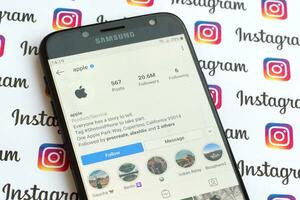 manzana oficial instagram cuenta en teléfono inteligente pantalla en papel instagram bandera. foto