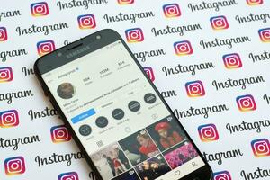 miley Ciro oficial instagram cuenta en teléfono inteligente pantalla en papel instagram bandera. foto