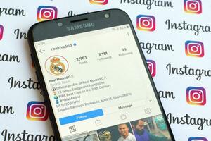 real Madrid oficial instagram cuenta en teléfono inteligente pantalla en papel instagram bandera. foto