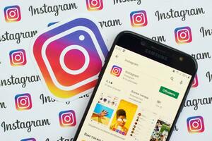 instagram aplicación en Samsung teléfono inteligente pantalla en bandera con pequeño instagram logotipos instagram es americano foto y compartir videos social redes Servicio por Facebook C ª