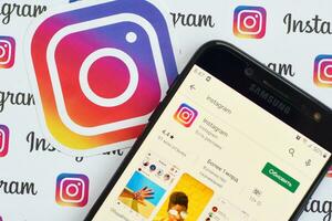 instagram aplicación en Samsung teléfono inteligente pantalla en bandera con pequeño instagram logotipos instagram es americano foto y compartir videos social redes Servicio por Facebook C ª