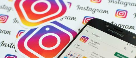 instagram aplicación en Samsung teléfono inteligente pantalla en bandera con pequeño instagram logotipos instagram es americano foto y compartir videos social redes Servicio por Facebook C ª