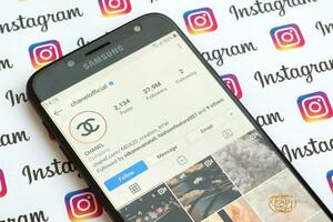 chanel oficial instagram cuenta en teléfono inteligente pantalla en papel instagram bandera. foto
