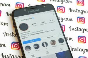 ariana grande oficial instagram cuenta en teléfono inteligente pantalla en papel instagram bandera. foto