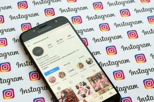 victorias secreto oficial instagram cuenta en teléfono inteligente pantalla en papel instagram bandera. foto