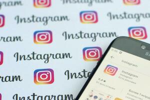 instagram aplicación en Samsung teléfono inteligente pantalla en bandera con pequeño instagram logotipos instagram es americano foto y compartir videos social redes Servicio por Facebook C ª