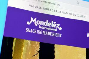 página principal de mondelez internacional sitio web en el monitor de ordenador personal, url - mondelezinternational.com. foto