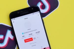 Tik Tok solicitud en Samsung teléfono inteligente pantalla en amarillo antecedentes. Tik Tok es un popular compartir videos social redes Servicio poseído por bytedance foto