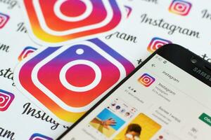 instagram aplicación en Samsung teléfono inteligente pantalla en bandera con pequeño instagram logotipos instagram es americano foto y compartir videos social redes Servicio por Facebook C ª