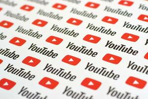 Youtube modelo impreso en papel con pequeño Youtube logos y inscripciones. Youtube es google subsidiario y americano más popular compartir videos plataforma foto