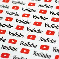 Youtube modelo impreso en papel con pequeño Youtube logos y inscripciones. Youtube es google subsidiario y americano más popular compartir videos plataforma foto