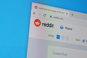página principal de reddit sitio web en el monitor de ordenador personal, url - reddit.com. foto