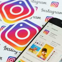 instagram aplicación en Samsung teléfono inteligente pantalla en bandera con pequeño instagram logotipos instagram es americano foto y compartir videos social redes Servicio por Facebook C ª