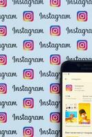 instagram aplicación en Samsung teléfono inteligente pantalla en bandera con pequeño instagram logotipos instagram es americano foto y compartir videos social redes Servicio por Facebook C ª