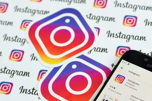 instagram aplicación en Samsung teléfono inteligente pantalla en bandera con pequeño instagram logotipos instagram es americano foto y compartir videos social redes Servicio por Facebook C ª