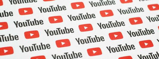 Youtube modelo impreso en papel con pequeño Youtube logos y inscripciones. Youtube es google subsidiario y americano más popular compartir videos plataforma foto