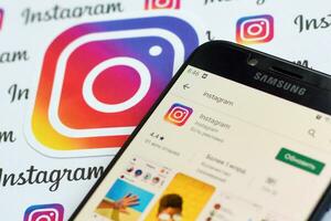 instagram aplicación en Samsung teléfono inteligente pantalla en bandera con pequeño instagram logotipos instagram es americano foto y compartir videos social redes Servicio por Facebook C ª